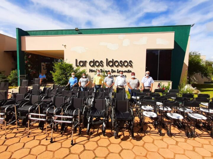 Luizinho Goebel entrega equipamentos de locomoção para o Lar dos Idosos de Vilhena