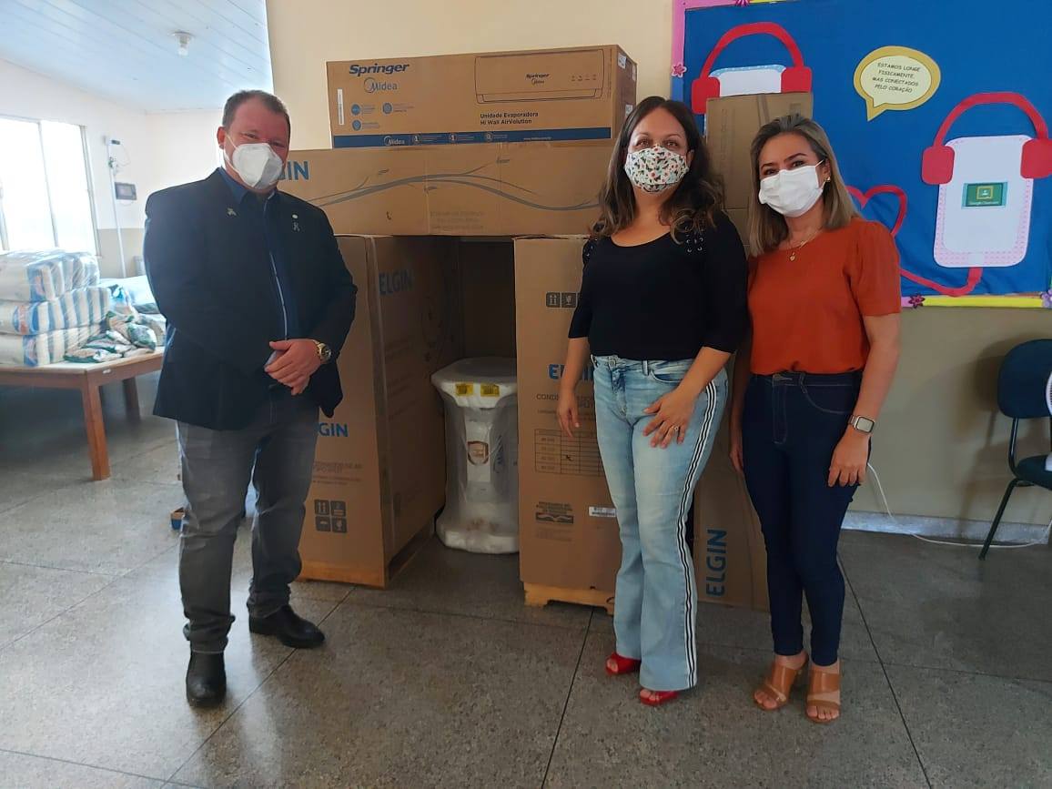 Dr. Neidson entrega ares-condicionados para escola da capital e ultrassons para Ouro Preto