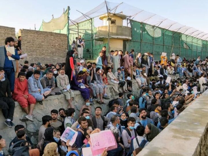 Talibã concorda com saída de afegãos, diz comunicado internacional