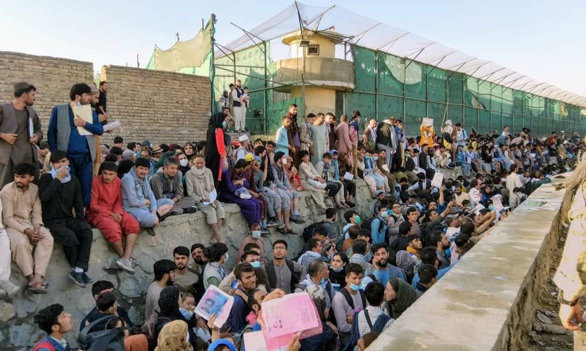 Talibã concorda com saída de afegãos, diz comunicado internacional