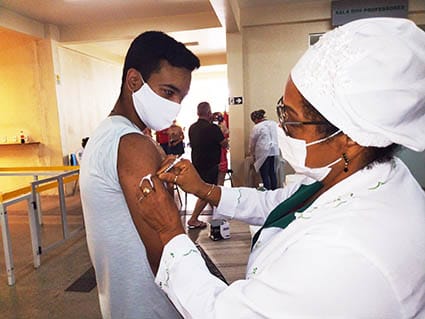 Adolescentes vilhenenses comemoram recebimento de vacina contra a covid-19