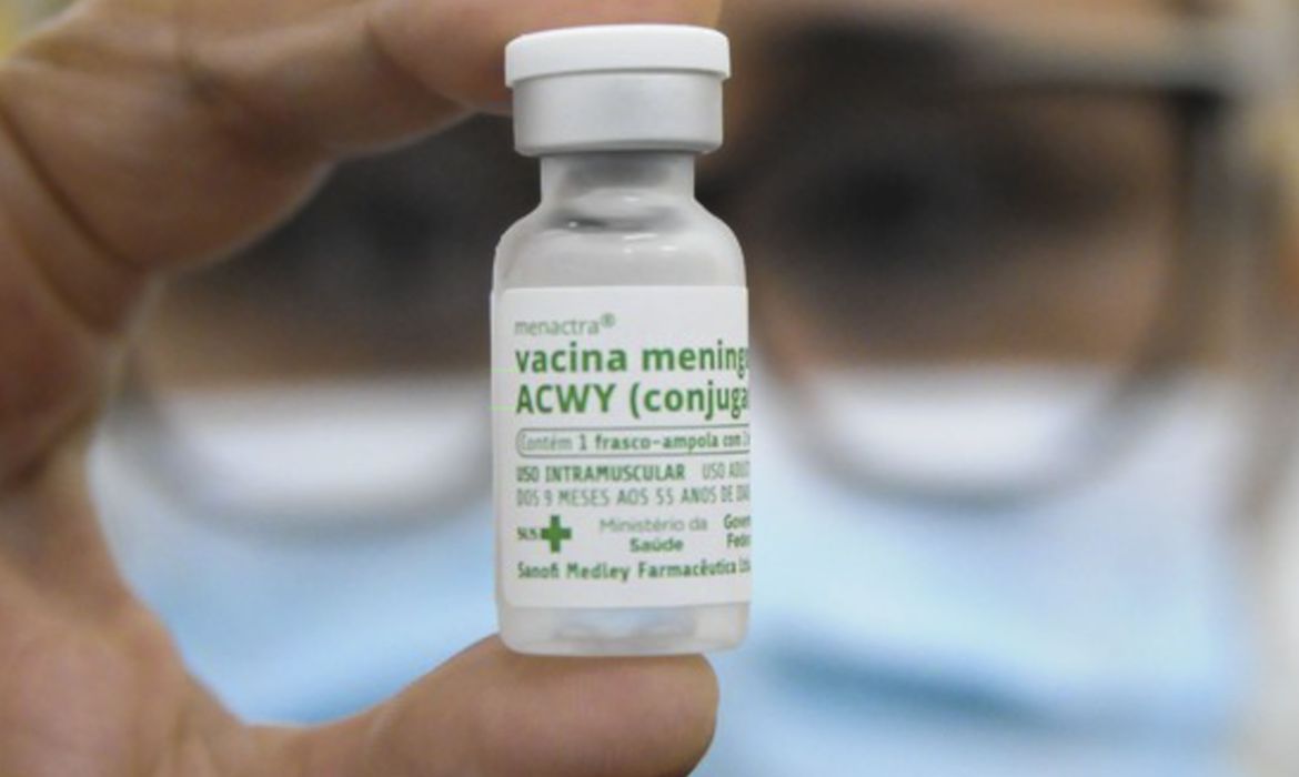 Vacinação contra meningite busca menores de 11 anos com dose em atraso