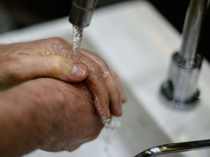 Pandemia reafirma importância de um ato simples: lavar as mãos