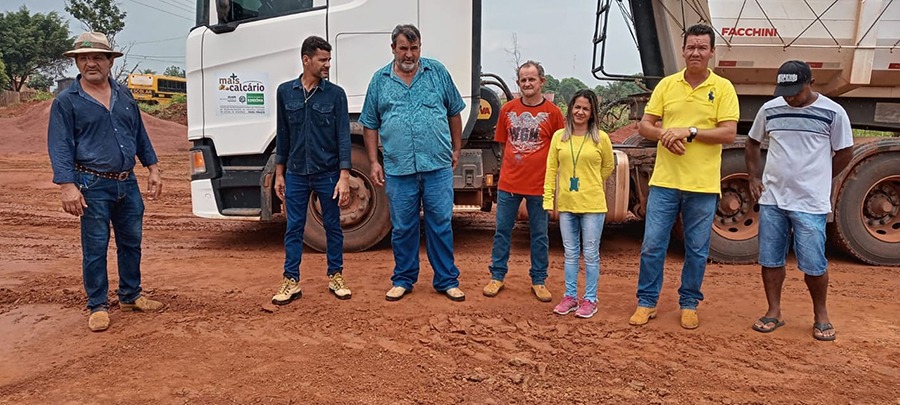Deputado Luizinho Goebel atende reivindicação de vereador e garante entrega de calcário para agricultores de São Miguel do Guaporé