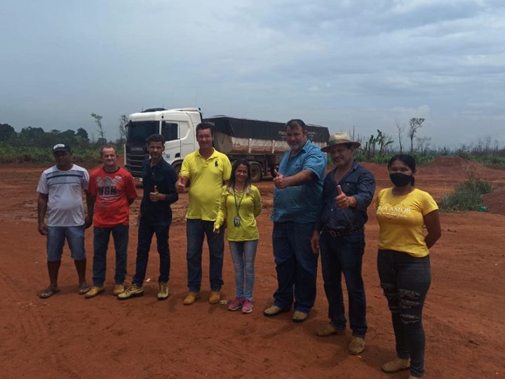 Deputado Luizinho Goebel atende reivindicação de vereador e garante entrega de calcário para agricultores de São Miguel do Guaporé