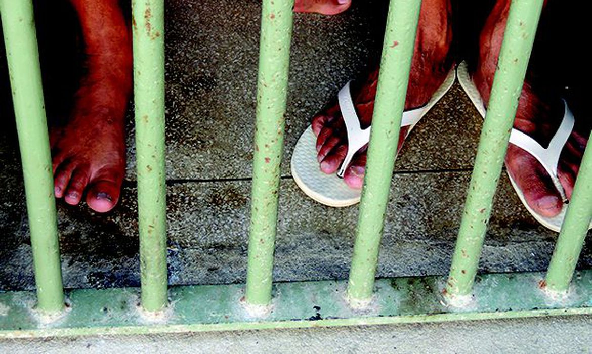 Um terço dos presos relata violência na hora da prisão, diz Defensoria