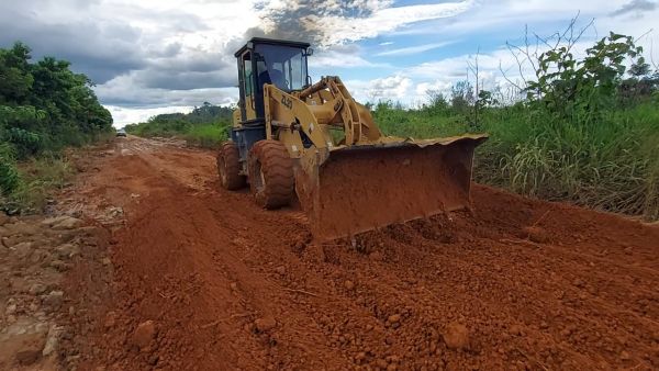Candeias do Jamari: Prefeitura e DER recuperam estrada da LP 643
