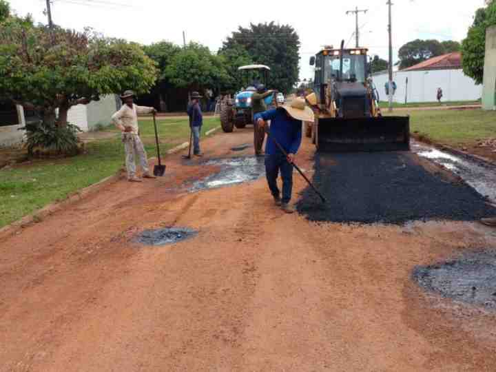 Guajará-Mirim: Duas frentes de trabalho da prefeitura realizam operaçao “tapa buracos”