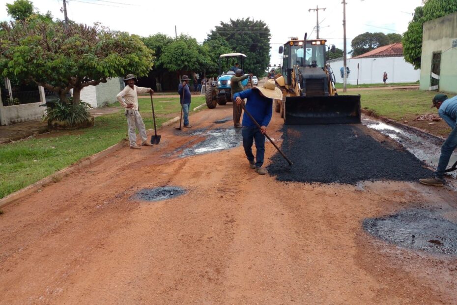 Guajará-Mirim: Duas frentes de trabalho da prefeitura realizam operaçao “tapa buracos”