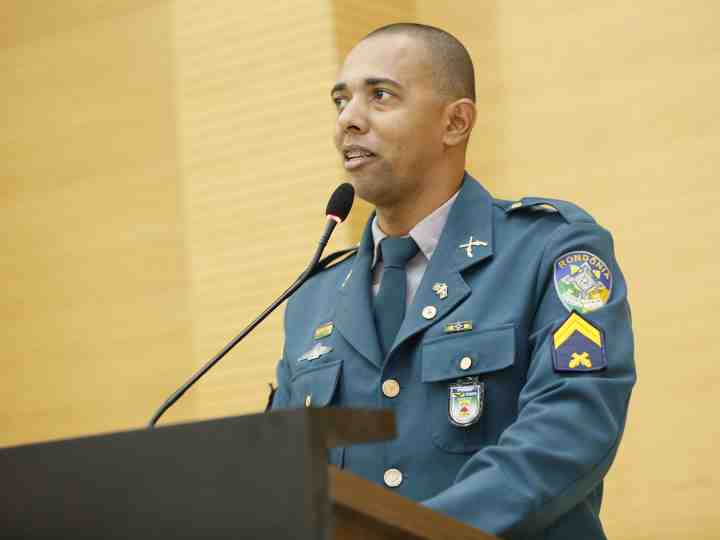 Deputado Jhony Paixão presta homenagem a Tiradentes e comemora dia dos policiais