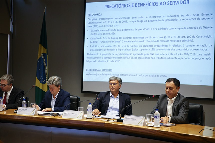 Governo reserva R$ 11,7 bilhões para reajuste de servidores em 2023