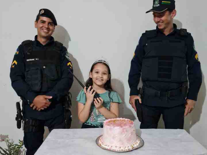 Em Cerejeiras, policiais militares realizam sonho de menina ao comparecerem em sua festa de aniversário