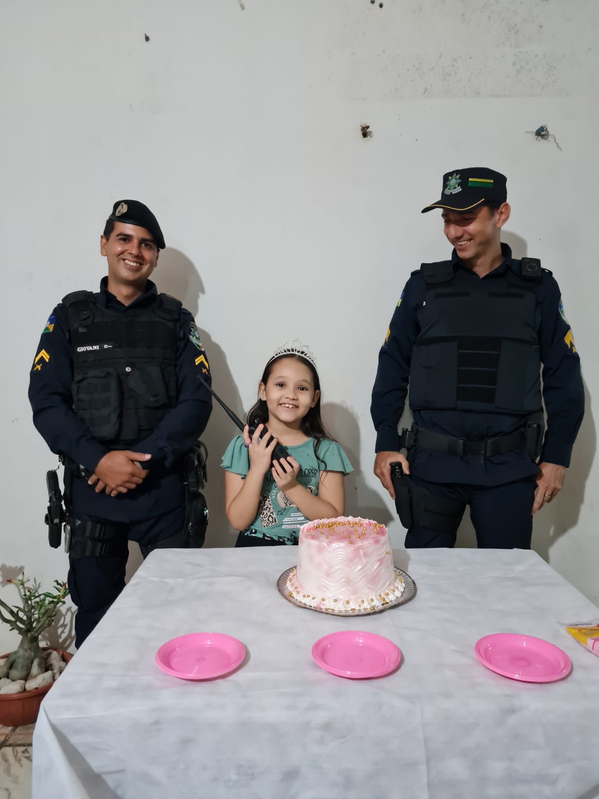 Em Cerejeiras, policiais militares realizam sonho de menina ao comparecerem em sua festa de aniversário