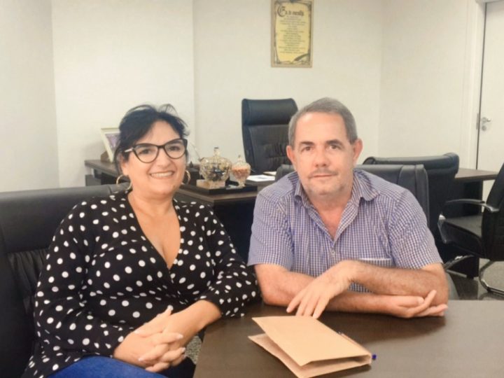 Chefe de gabinete, Irma Fogaça, atende o Vereador Corazinho, do município de Cacoal