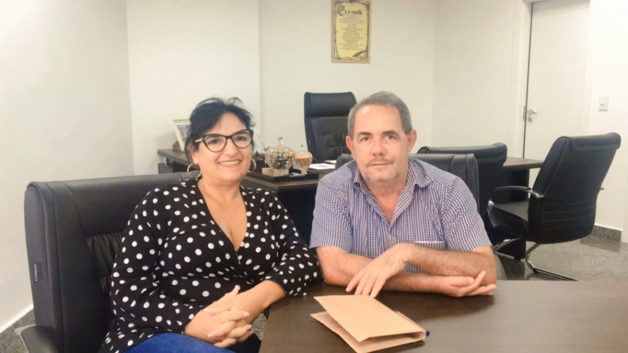 Chefe de gabinete, Irma Fogaça, atende o Vereador Corazinho, do município de Cacoal