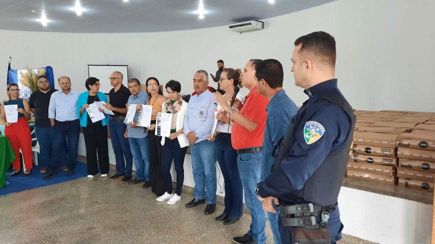 Cacoal e Ministro Andreazza: Professores estaduais receberam Notebooks entregues pelo Governo