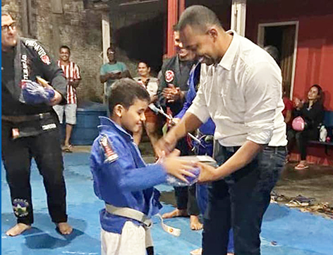 Jhony Paixão repassa quimonos para projeto de artes marciais na capital do estado