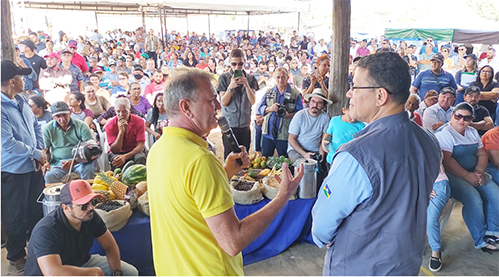 Luizinho Goebel entrega benefícios para atender pequenos produtores rurais de Vilhena