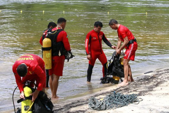 Equipes de mergulho do Corpo de Bombeiros recebem instrução prática de salvamento