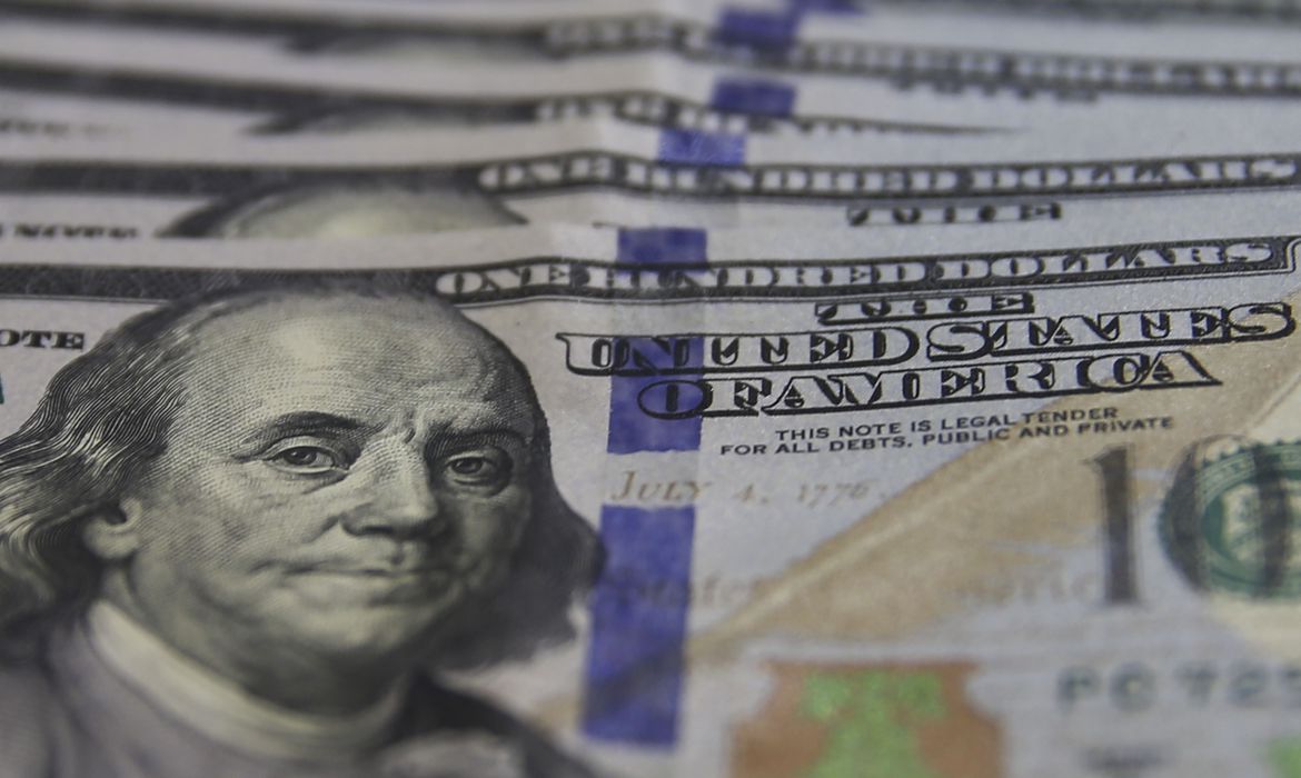 Dólar sobe para R$ 4,89 com incertezas domésticas e externas