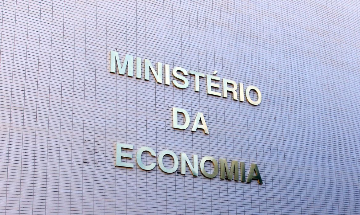 Governo reduz IPI de produtos fabricados no Brasil
