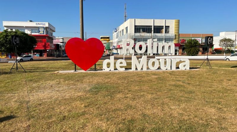 Rolim de Moura: Justiça do Trabalho homenageia cidade com letreiro turístico em seu 39º aniversário