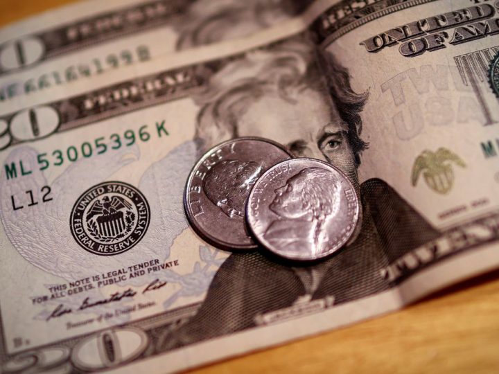 Dólar fecha estável à espera de pistas do BC norte-americano