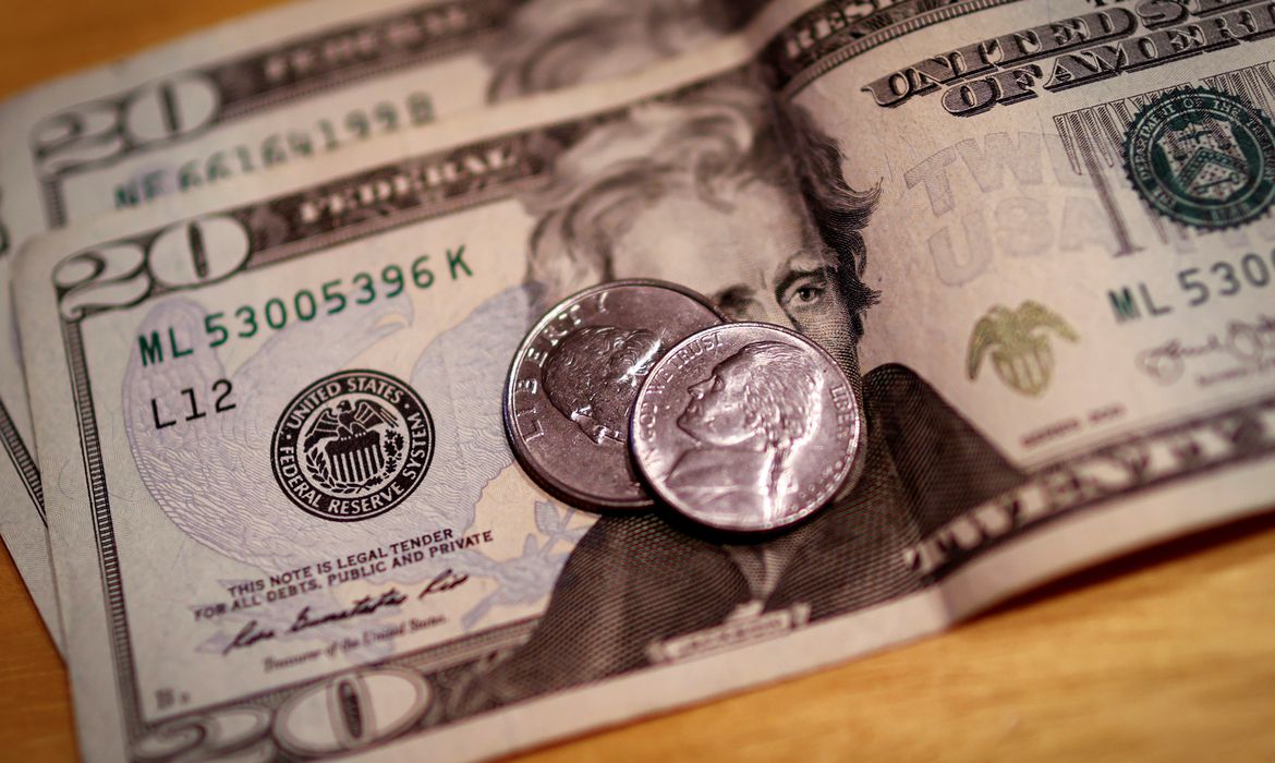 Dólar fecha estável à espera de pistas do BC norte-americano