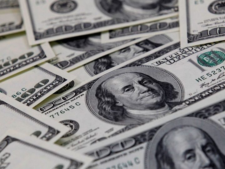 Dólar cai para R$ 5,07 e fecha no menor nível em dois meses