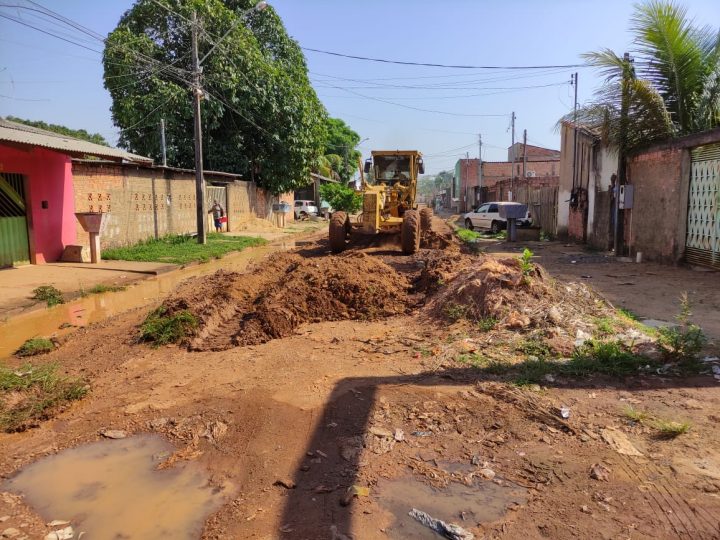 Porto Velho: Ruas do bairro Jardim Santana começam a ser preparadas para pavimentação