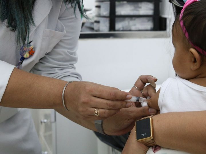 Vacinação infantil: campanha mira poliomielite e outras doenças