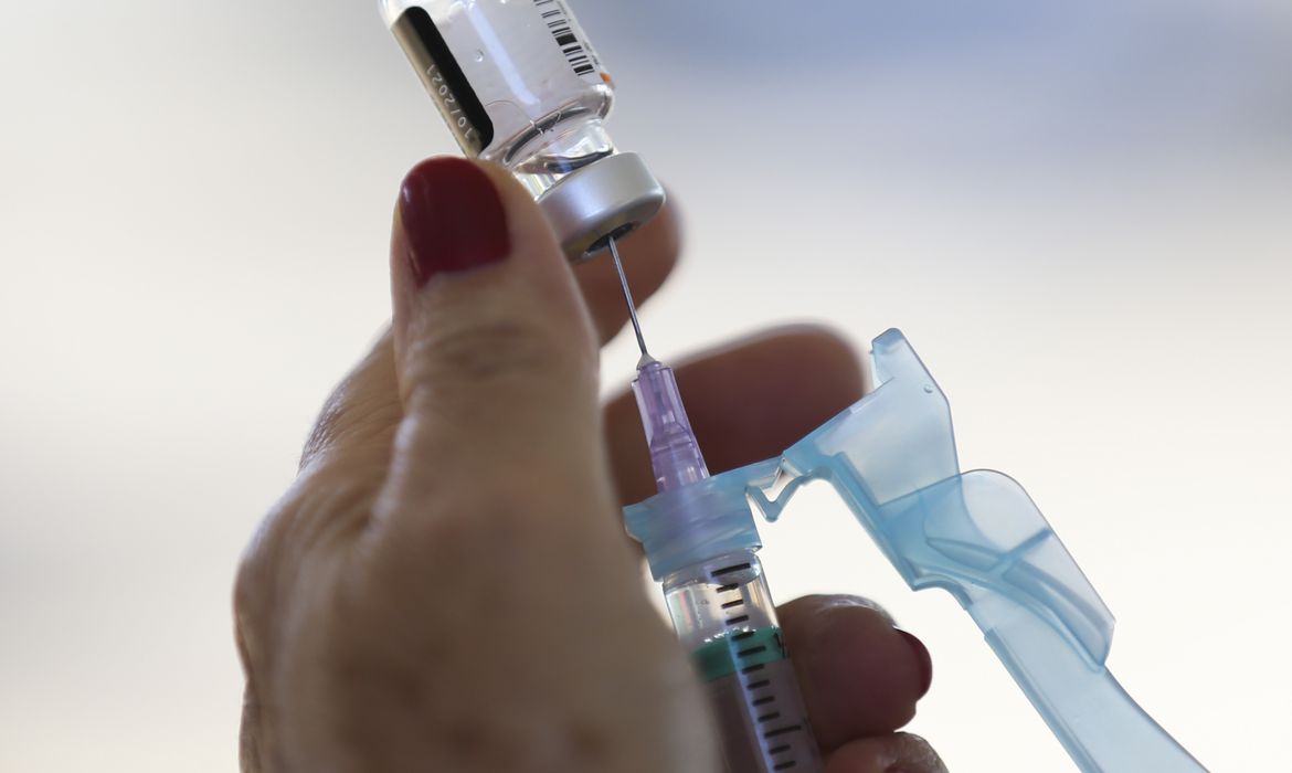 Dia do Adolescente reforça importância da vacinação contra o HPV