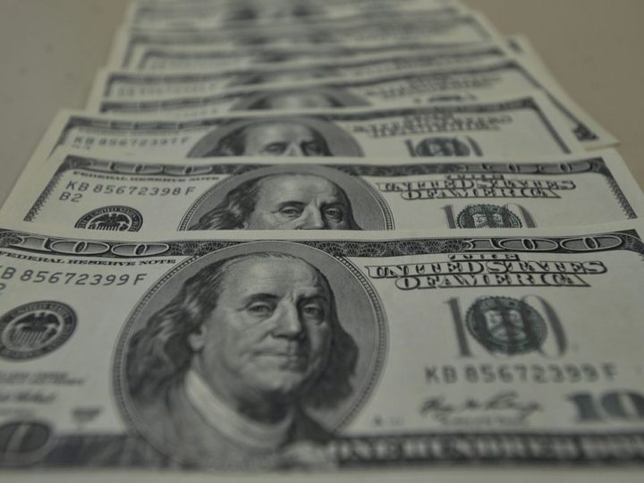 Dólar cai para R$ 5,37, mas sobe 0,85% na semana