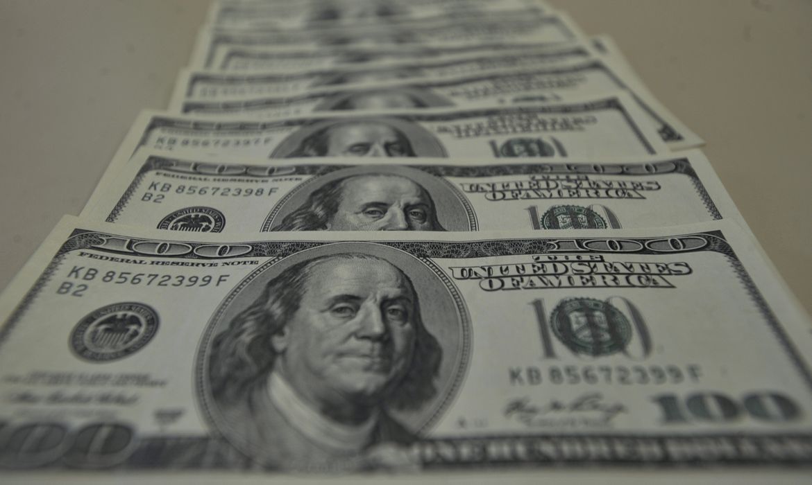 Dólar sobe para R$ 5,17 com incertezas sobre equipe econômica