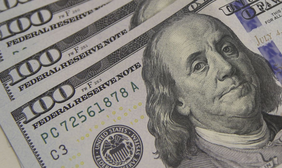 Dólar tem leve alta e fecha em R$ 5,18, após dia volátil