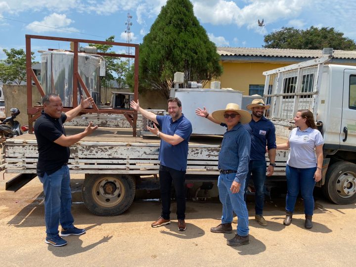 Presidente Alex Redano participa de entrega de veículo, tanques de leite e calcário em Ariquemes