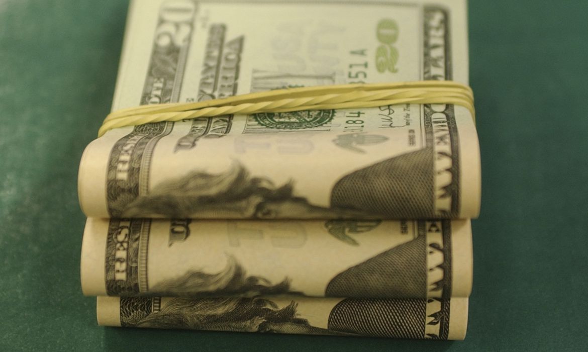 Dólar sobe para R$ 5,21 à espera de dados da economia americana