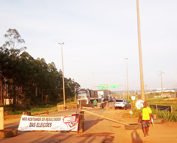 Manifestantes bloqueiam 12 pontos em rodovias e prometem caos em Rondônia