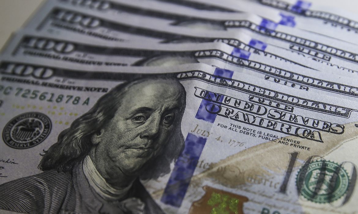 Dólar cai para R$ 5,06 com transição de governo e otimismo na China