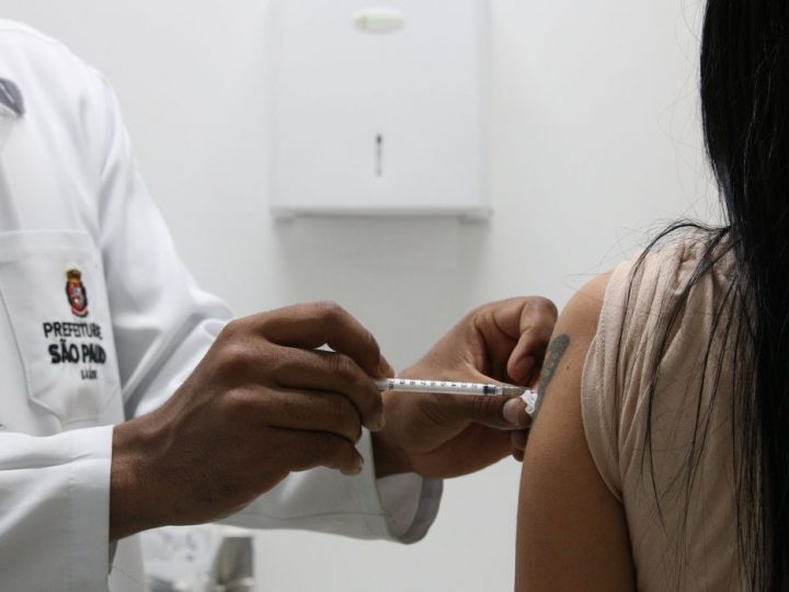 Técnicos pedem vacinas para impedir que variantes sofram mutações