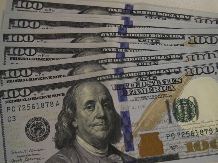 Dólar sobe para R$ 5,20 e fecha no maior nível em 11 dias
