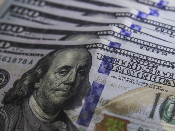 Dólar cai para R$ 5,18 e atinge menor valor em quase três semanas