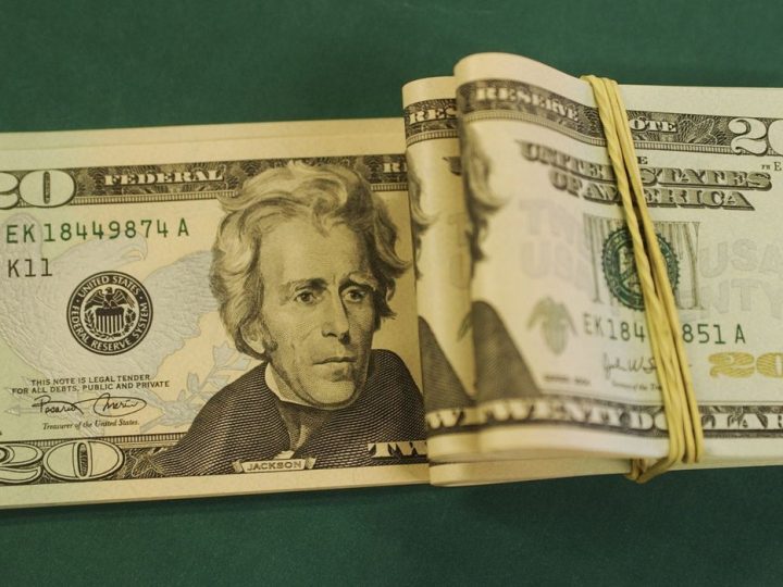Dólar cai para R$ 5,23 e fecha no menor valor do ano