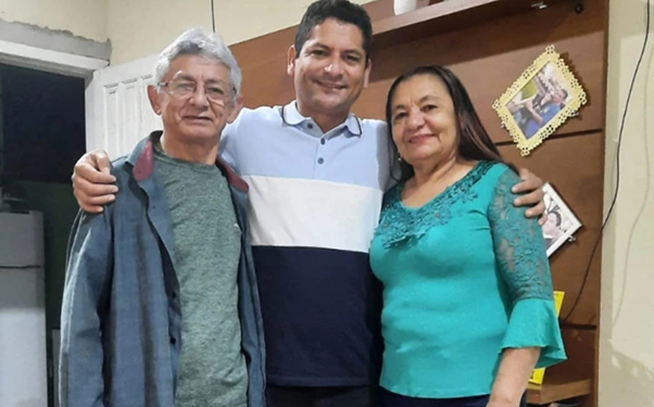 Pastor Weyne, morador de Portugal, vem a Vilhena para comemorar o aniversário do pai – o Sales da Eucatur