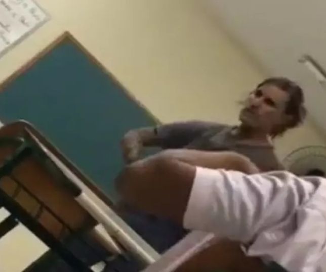Professor afastado por elogiar nazismo volta às aulas em Santa Catarina e diz admirar Hitler