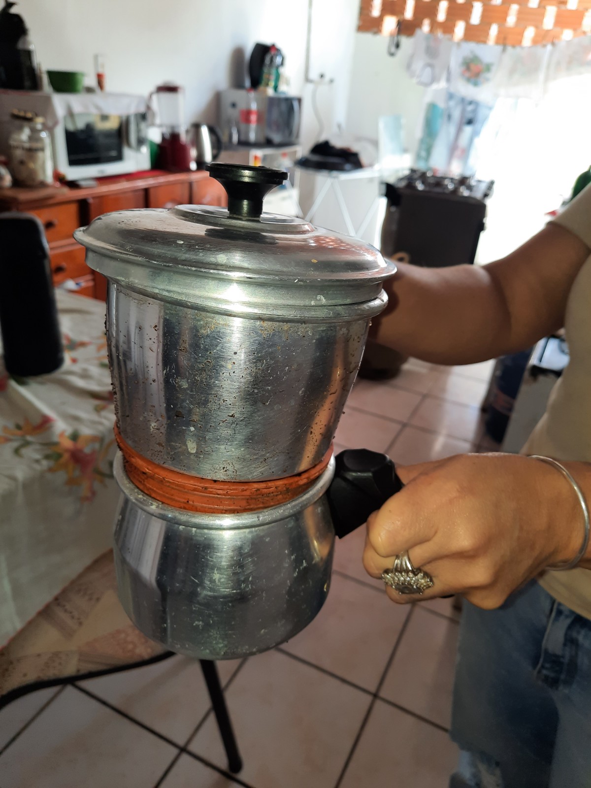 Incomum: cafeteira não elétrica explode em Vilhena