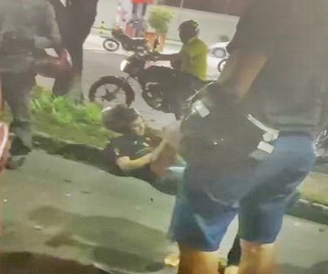 Motociclista sofre múltiplos ferimentos após colisão com carro gol na avenida Cosme Ferreira