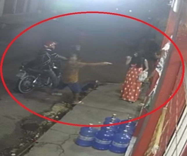 Motoqueiros roubam telefone celular de jovem na porta de mercadinho no bairro da Cidade de Deus