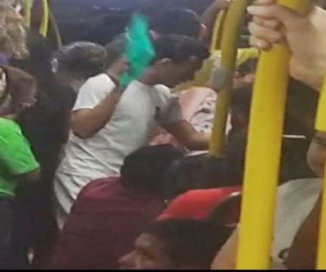 Passageira desmaia ao ter revólver apontado para a cabeça durante assalto a ônibus