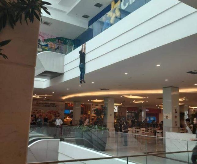 Vídeos mostram momento em que homem se joga do 4º andar de shopping